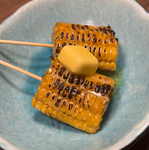 炭火で焼きあげたとうもろこしに醤油で味を付け！バターをたっぷりのせて お召し上がりください◎