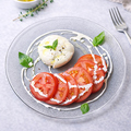 料理メニュー写真&nbsp;ブラータチーズと丸ごとトマトのカプレーゼ