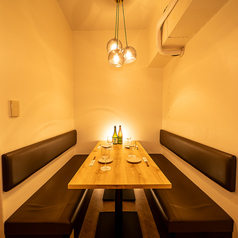 柔らかな灯りに包まれたソファ席は、ゆったりと身体を預けられる心地よさが魅力です。テーブルとの距離感も程よく、料理が並んでも窮屈にならないつくりのため、落ち着いて食事を楽しめます。温かみのある木目と和モダンの空気が重なり、会話が自然と弾む穏やかな雰囲気に。