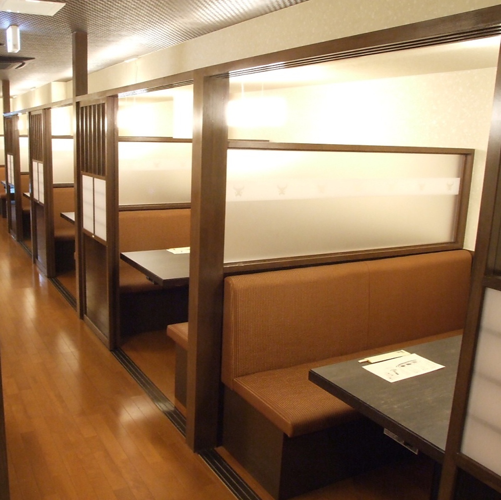 こちらは2階。少人数から利用できる個室が並びます。