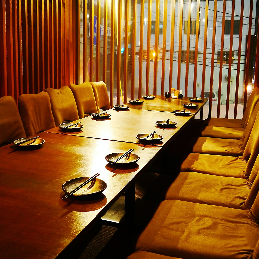 広々とした小上がり席は、大人数の宴会やご家族連れにもオススメです。