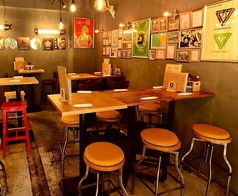 落ち着いたおしゃれな店内は大人の隠れ家のよう。様々なシーンでご利用ください。6名様×3卓のテーブル席。