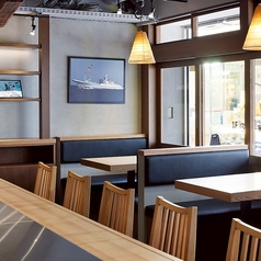 【1階：テーブル4名×6卓】洗練された和モダンの空間で、ゆったりと過ごせるテーブル席を多数ご用意。お一人様からグループまで、様々なシーンでご利用いただけます。