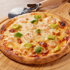 大人気のピザ♪エビとアボカドとモツァレラチーズ！の写真