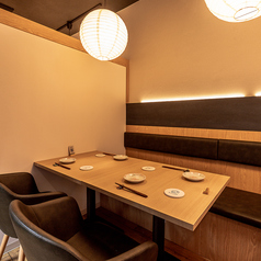 ジャズが流れた店内、ゆったりした椅子と視線が気にならないに4名様テーブル席