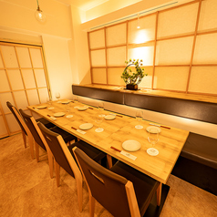 店内貸切では、周囲を気にせず自由なレイアウトで食事や会話を楽しめる贅沢な時間をお届けします。落ち着いた照明と木の温もりが溶け合う空間は、歓送迎会や誕生日会、企業パーティーなど特別なシーンに最適。人数に合わせてテーブル配置も柔軟に調整でき、一体感のある宴を演出できます。