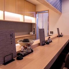 【6卓】カウンター席はお二人でのお食事に最適な空間です。落ち着いた店内はデートや記念日の御利用にも最適です。