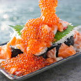 サーモン巻寿司に豪快にいくらをのせた贅沢な逸品！注文必須です◎