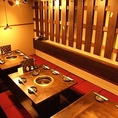4名テーブルの席となっております。落ち着いた雰囲気の4名席は、ご友人との食事や接待、少人数での会食に最適。和の趣を感じる空間で、ゆっくりとお料理とお酒をお楽しみいただけます。ご予約も承っております。