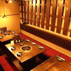 4名テーブルの席となっております。落ち着いた雰囲気の4名席は、ご友人との食事や接待、少人数での会食に最適。和の趣を感じる空間で、ゆっくりとお料理とお酒をお楽しみいただけます。ご予約も承っております。