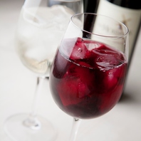 グラス、カラフェ、ボトルでワインをご用意しております