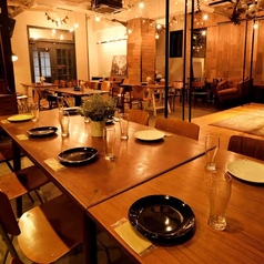 最大100名様までご利用可能なテーブル席は、会社のご宴会や大人数での集まりに最適です。広々とした空間で、周りを気にすることなく賑やかにお過ごしいただけます。お料理を囲んで、思い出に残る楽しい時間をお過ごしください。ご予算やシーンに合わせたプランもご提案可能ですので、お気軽にご相談ください。