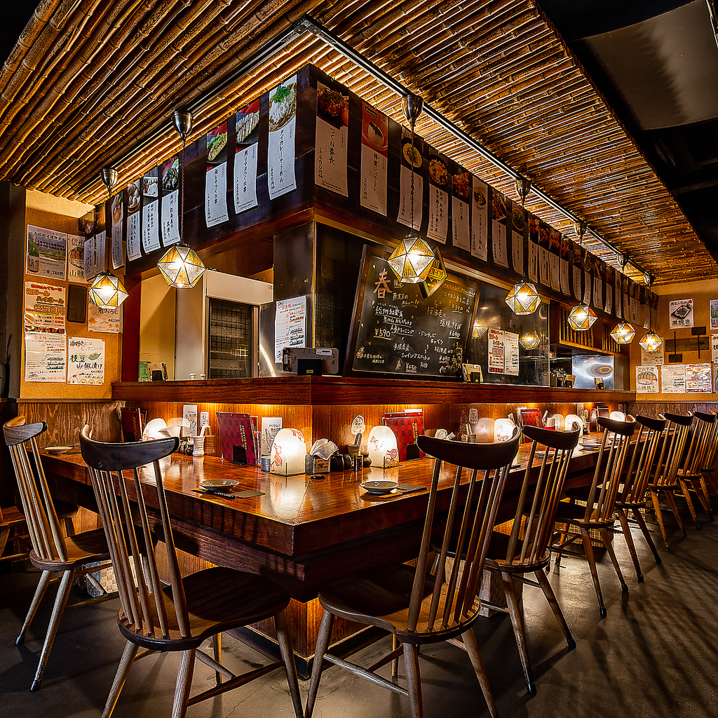 カウンター、2名用のボックス席などデートにも使える★