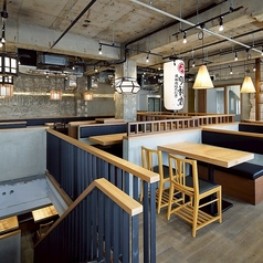 【2階：テーブル席4名×7卓】モダンな雰囲気と開放感が魅力の店内。広々としたテーブル席は、お仲間との楽しいひとときやご宴会に最適です。多彩なシーンでご利用ください。