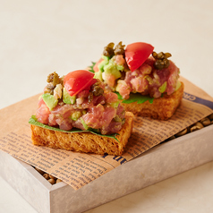 マグロとアボカドのタルタルトースト 1個※注文2個から