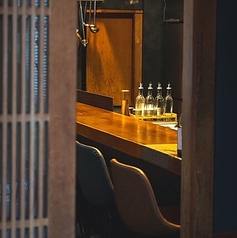 お一人様や少人数でのご来店も大歓迎！お食事デートや2軒目利用では横並びでのご利用もオススメです◎