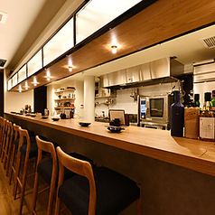 厨房の様子も見えるカウンター席。2人で大切な話をするのにも、1人でゆっくり飲むのにも良し！な居心地の良いカウンター席です。