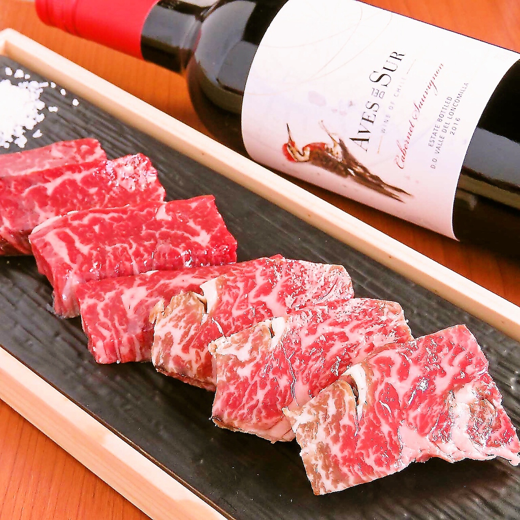 肉の旨味を引き出す【肉の匠】が熟成させた最高級のお肉を、美味しいお酒と共にいただく至福のひと時