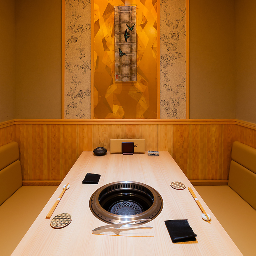 全室完全個室が５部屋。最大６～８名様の個室完備で、仲間とくつろぎながら楽しい時間をご提供します