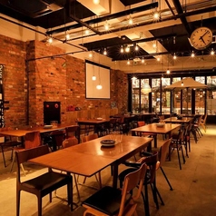 当店では着席20名様から貸切が可能です。会社やサークルのご宴会、同窓会など、周りを気にせず仲間と盛り上がりたい時におすすめです。お客様のご要望に合わせて、お料理やドリンクの内容、レイアウトなど柔軟に対応させていただきます。専任のスタッフがサポートいたしますので、初めての幹事様も安心です。