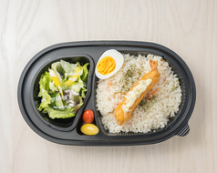 エビピラフ弁当（トッピングは季節ごとに変更有）