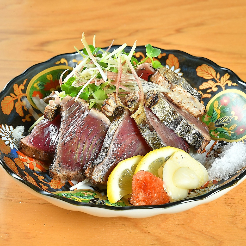 豪快な火柱で一気に焼き上げる「藁焼き」は、旨味がギュッと締まり、藁特有の香ばしく芳醇な香り♪