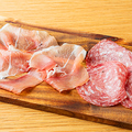 料理メニュー写真&nbsp;生ハム、サラミ盛り