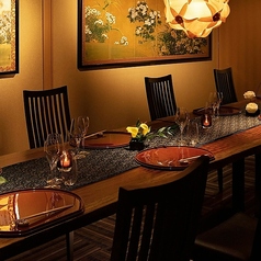 プライベート感満載の個室は、まわりを気にせずに過ごせる上質な空間です。大切な人へのおもてなしや、ここぞという記念日にもぴったり。駅からのアクセスも良いホテルの2階に位置しているので、顔合わせなど特別な会食にもご利用ください。