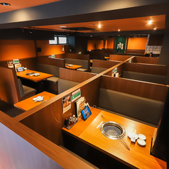 広々としたテーブル席は、大小合わせて82席ございます。ご家族やご友人との食事、会社の宴会など、様々なシーンでご利用いただけます。ゆったりとくつろぎながら、美味しい焼肉をお楽しみください。