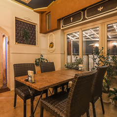 【テーブル席】読書に没頭できるような静かなコーナーもございます。