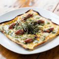 料理メニュー写真&nbsp;ホタルイカともずくのパリパリピザ