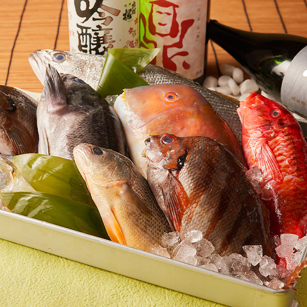 選び抜かれた旬の魚介を彩り豊かに盛り込んだ、当店自慢の刺身盛り合わせ。