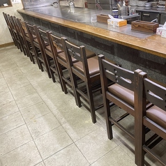 鉄板前のお席は6席となっています。