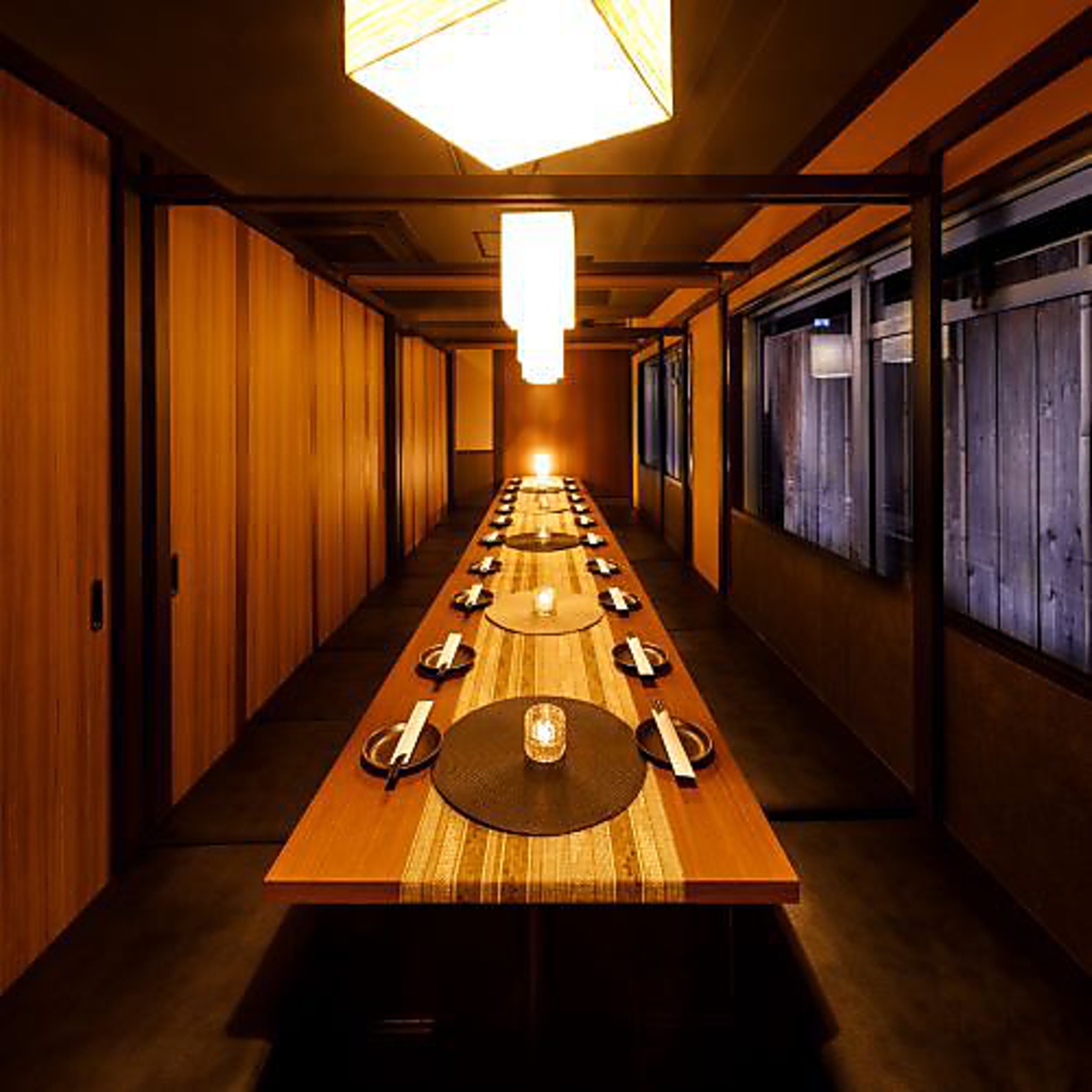 2名様～100名様まで対応可能な個室を多数完備♪お洒落な空間で、至福のひと時をお過ごしください。