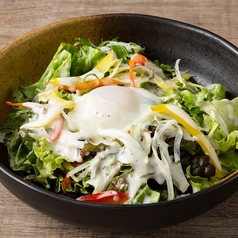 濃厚チーズドレッシング 温玉シーザーサラダ