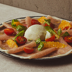 ブラッターチーズとフルーツ、生ハムのサラダ