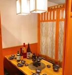 カジュアルな接待や飲み会、合コンにも人気。繁華街にありながらモダンで落ち着いた雰囲気の店内