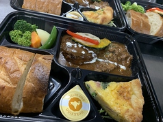 定番のお弁当メイン料理とキッシュ弁当キッズ弁当