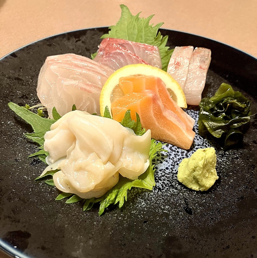 当店では新鮮なお刺身もございます。盛り合わせとなっておりますので様々な味をご堪能いただけます。