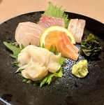 当店では新鮮なお刺身もございます。盛り合わせとなっておりますので様々な味をご堪能いただけます。