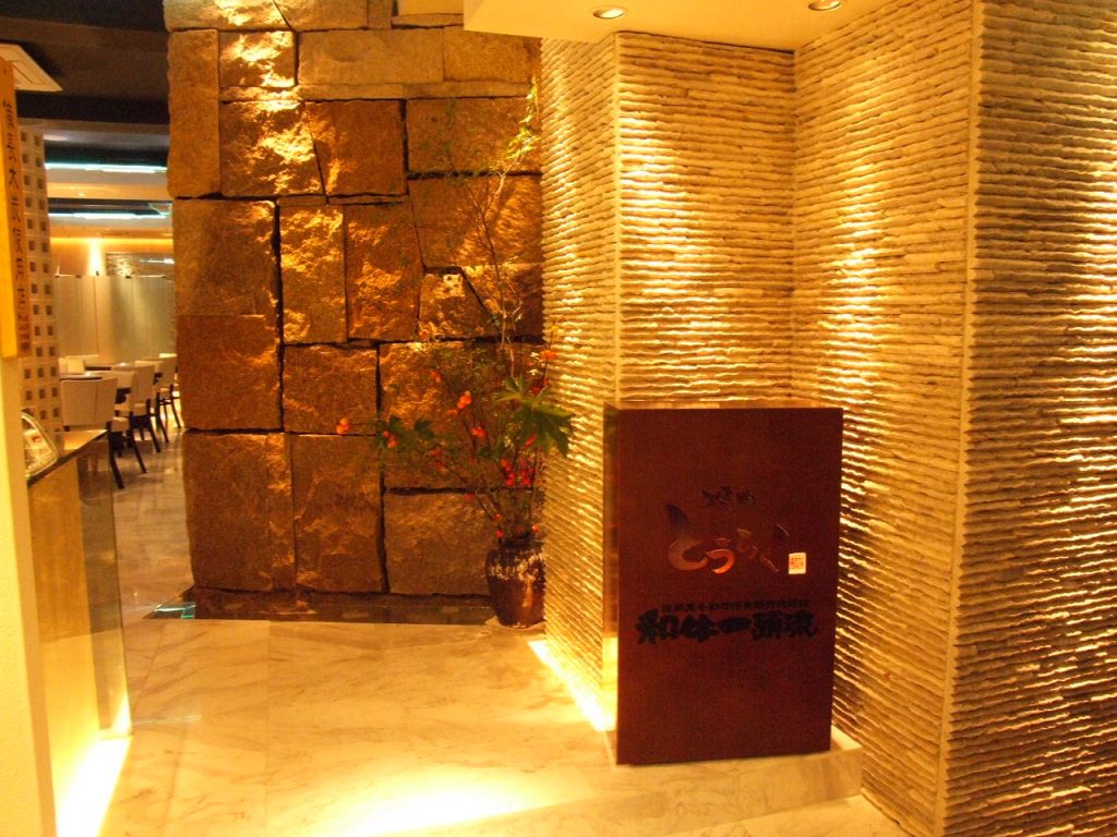 エントランスは落ち着いた雰囲気です