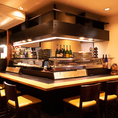 新鮮な魚介が並ぶショーケース、種類豊富なお酒が目の前のカウンター席をご用意！お1人様はもちろん、大人のデートや友人とのお食事にも！