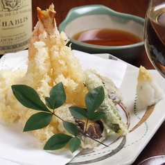 【職人厳選】海老二尾と旬野菜の天ぷら盛り合わせの写真