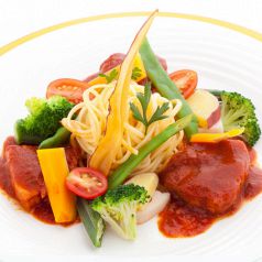 四万十ポークのトマト煮込み　たっぷりの旬野菜とパスタを添えて