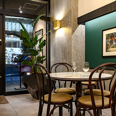 2名様テーブル×8席、4名様テーブル×2席をご用意。少人数から大人数までご利用いただけます。各種ご宴会、女子会やランチ会など、様々なシーンでお使いください。シンガポールの画家が描いた小さな島国の景色を眺めながら、優雅な時間をお過ごしください。