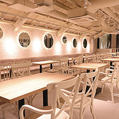 当店のテーブル席は、広々とした配置で女子会やパーティに最適です。おしゃれなインテリアと明るい雰囲気が、楽しいひとときを演出。大人数でも快適に過ごせるスペースで、思い出に残る時間をお楽しみいただけます。