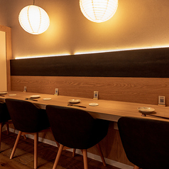 お一人様でも周りが気にならいゆったりとしたカウンター席