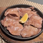 さっぱりと食べられる牛タン♪熱々の鉄板でご提供します。お肉料理も豊富にございます◎