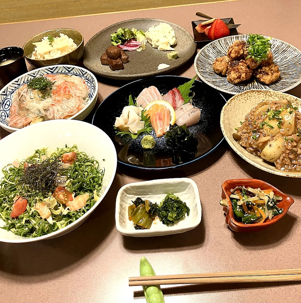 その日の仕入れによって内容が変化する、定番おまかせコースを5000円(税込)からご用意しております。