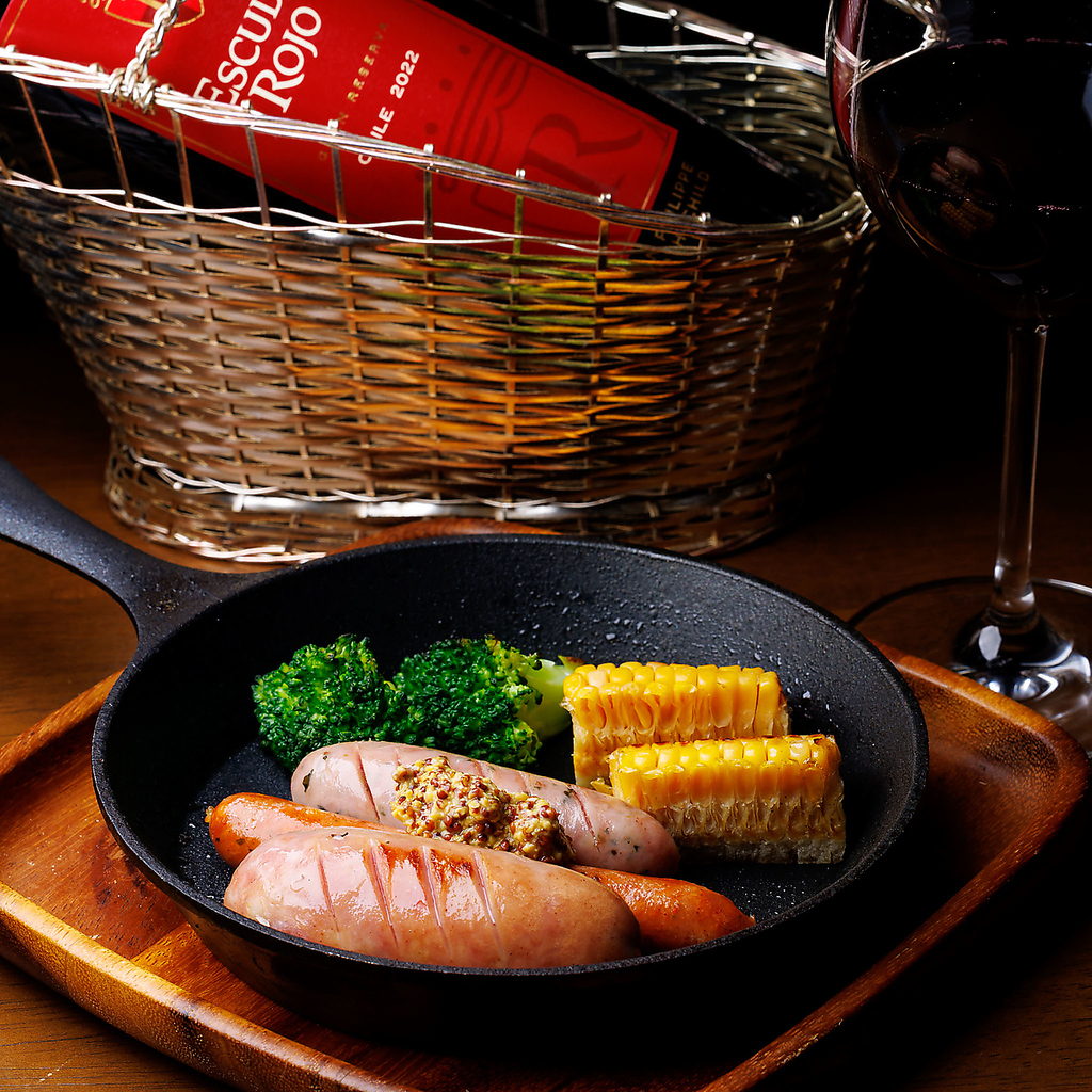 串焼きだけじゃない！一品料理も豊富だから、グループでも飽きずに楽しめます◎